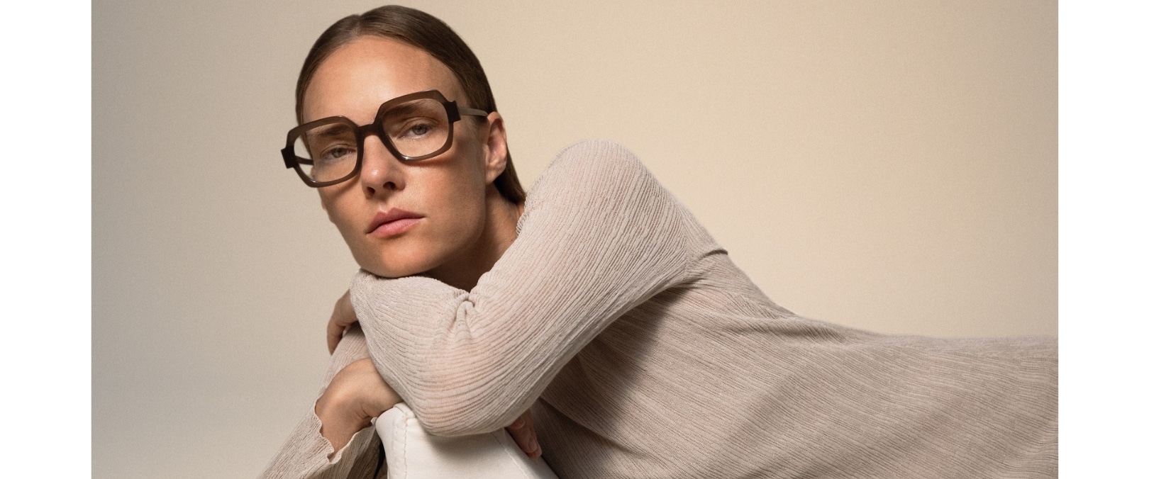 KALEOS-FW24-WOMAN-09- Pantone color mocha mousse